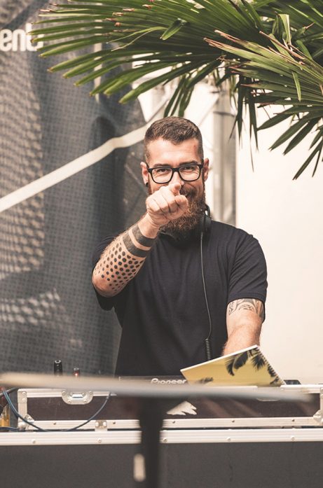 Lass dich mit freshen Beats und Rhythmen von unseren Live-DJ verwöhnen